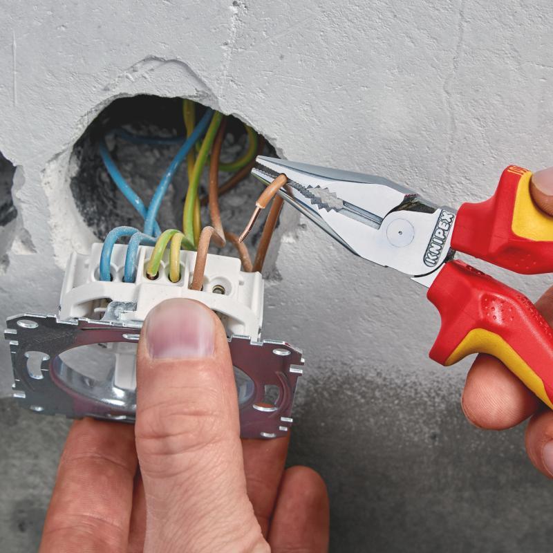 KNIPEX 08 26 145 SB Pinza universale con testa a punta isolati con manici rivestiti in materiale bicomponente, collaudati VDE cromata 145 mm in confezione Self-service